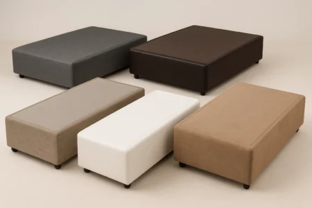 Cama box com diferentes opções de tecido para cama box em exposição.