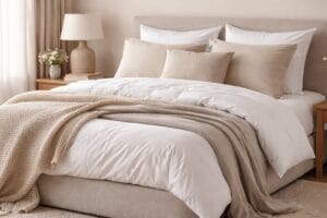 Enxoval de cama completo com roupa de cama e acessórios organizados sobre a cama